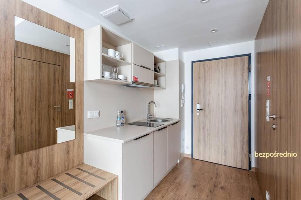 Apartament W Warszawie Dedykowany Parking Podziemny W Cenie, Wifi, Blisko Centrum New Apartment In Warsaw Finished To A High Specification Fitted Out To A High Standard On The 7Th Floor, Wifi, Underground Parking Price Included المظهر الخارجي الصورة
